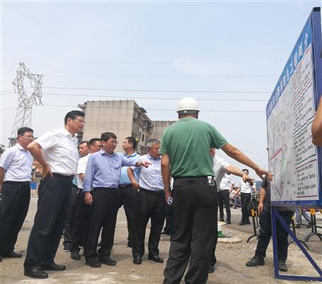鄭俊康、吳煒到火車站周邊路網(wǎng)改造工程調(diào)研