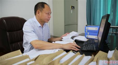 初心不改　本色不褪——記廣西勤廉榜樣、河池市紀(jì)委副書記、監(jiān)委副主任黃振林
