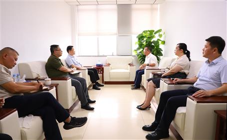 覃振華與柳北區(qū)委書記、區(qū)長石中華舉行工作會(huì)談